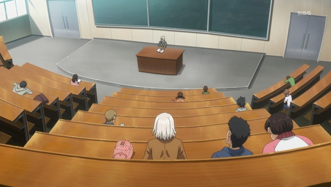 Преподаватель дрючит студентку на полу в пустой аудитории