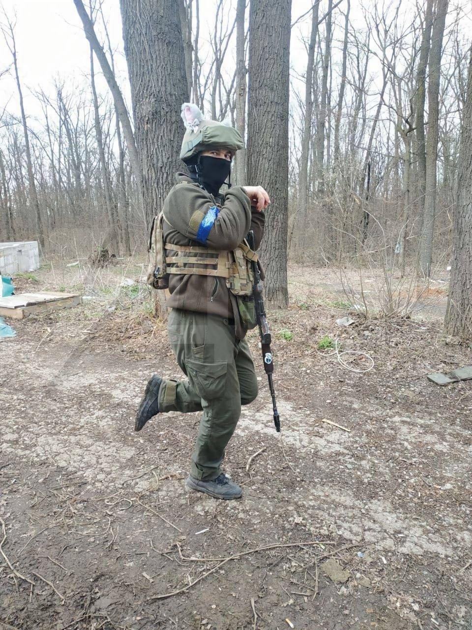 Un soldado de Ucrania decoró su arma con KonoSuba! y Lucky Star