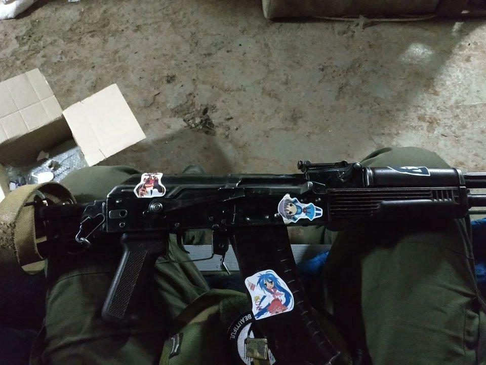 Un soldado de Ucrania decoró su arma con KonoSuba! y Lucky Star